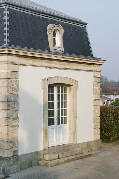 Porte-fenêtre du pavillon oriental prise du sud.
