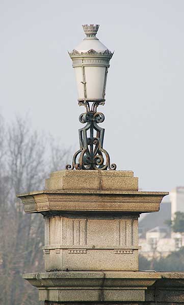 Vue d'un lampadaire ornant le portail principal.
