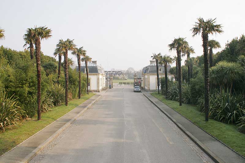 Vue de l'allée principale et des pavillons d'entrée prise du sud.
