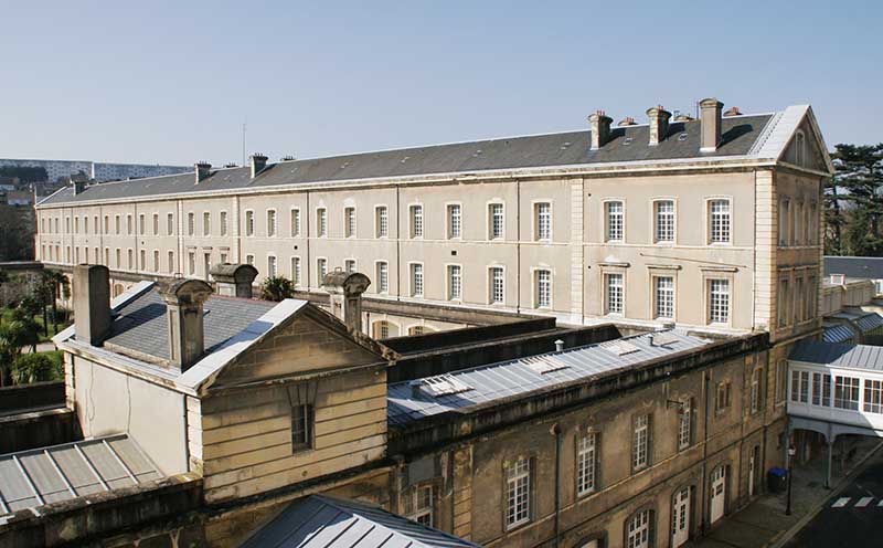 Vue du bâtiment occidental des malades et de la cour principale prise du nord-est.