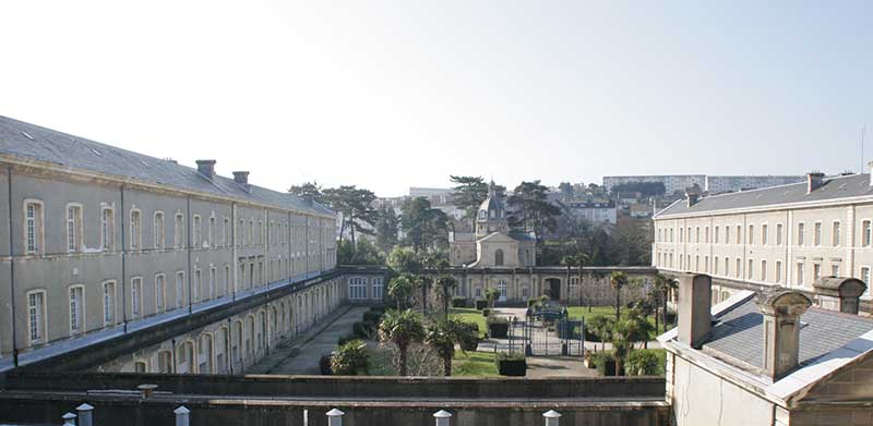 Vue de la cour centrale et de la chapelle prise du nord.