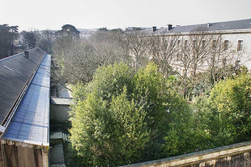 Vue de la cour secondaire séparant le bâtiment oriental des malades du second bâtiment oriental dit des contagieux.
