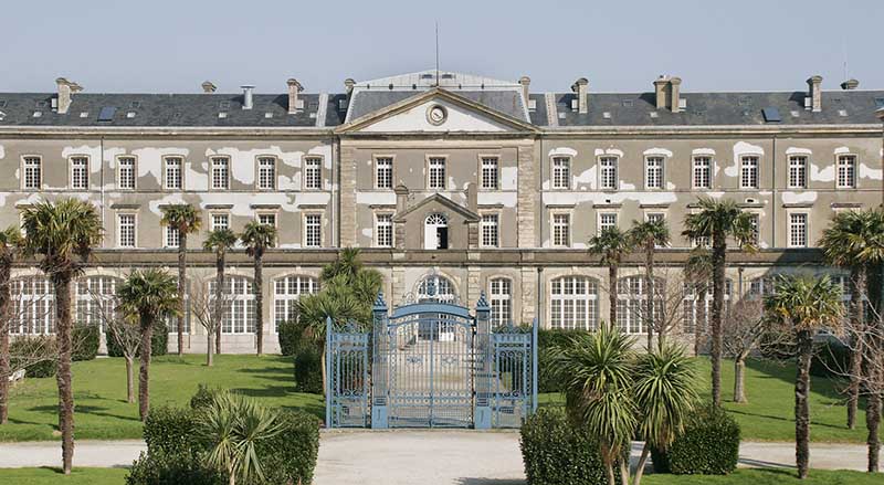 Vue de la cour principale et de l'ancienne grille d'entrée prise du sud.
