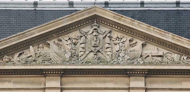 Avant-corps central du bâtiment de l'administration prise du nord. Fronton aux armes de l'Empire.