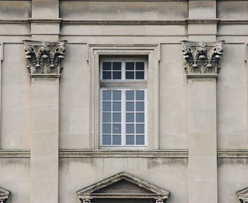 Avant-corps central du bâtiment de l'administration prise du nord. Baie à crossette.