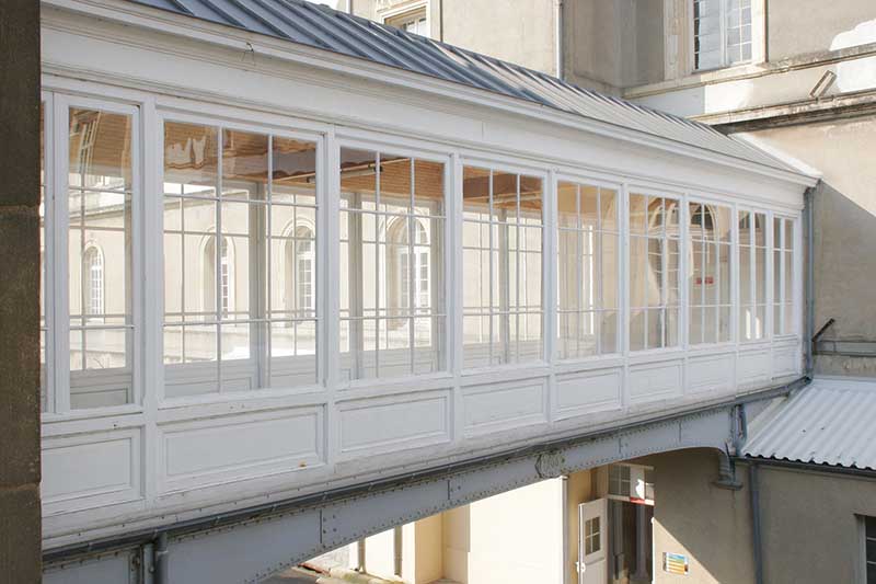 Passerelle reliant le bâtiment oriental des malades au bâtiment de l'administration.