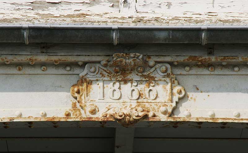 Cartouche avec daté portée ornant l'une des passerelles de la rue Basse.