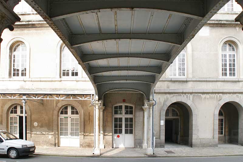 Passerelle reliant le bâtiment oriental des malades au bâtiment de l'administration.
