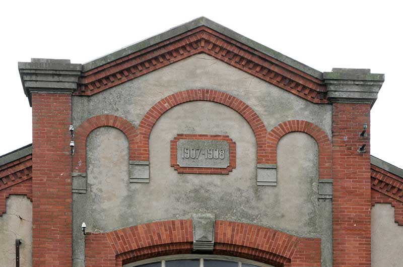Vue du fronton de la façade principale prise de l'est.