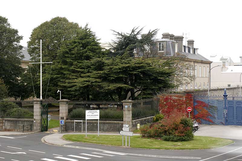 Vue générale de la façade principale prise depuis la place Bruat.