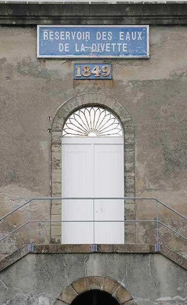 Façade principale. Date portée.