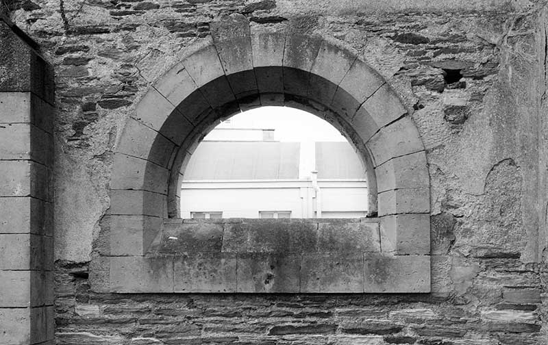 Façade latérale ouest. Baie cintrée.