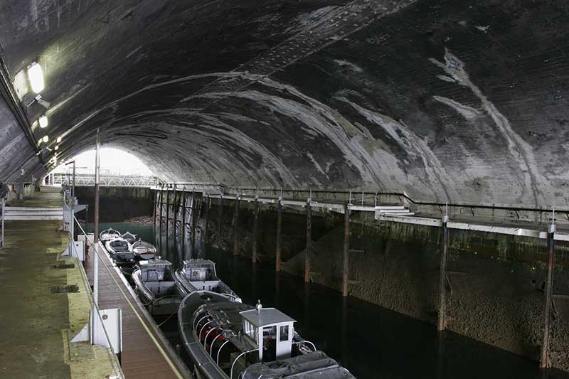 Vue de la station des sous-marins prise de l'ouest.