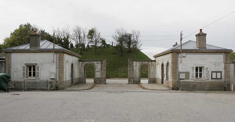 Vue du portail d'entrée de la cour n° 1 prise du nord.