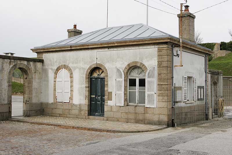 Vue du pavillon d'entrée de la cour n° 1 prise du nord.