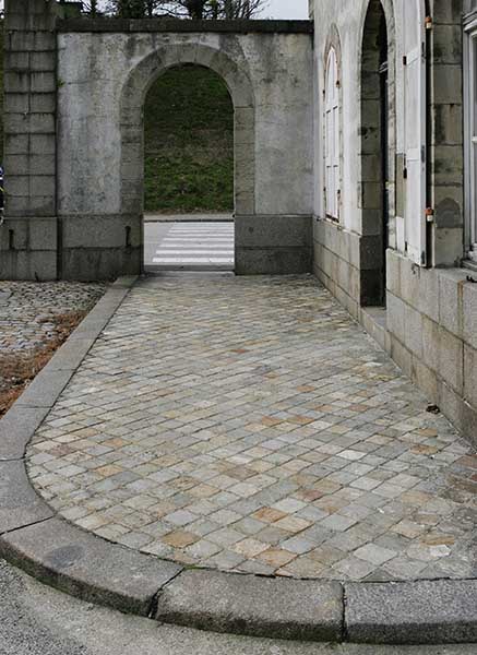 Cour n° 1. Détail du pavage en pierre du Roule.