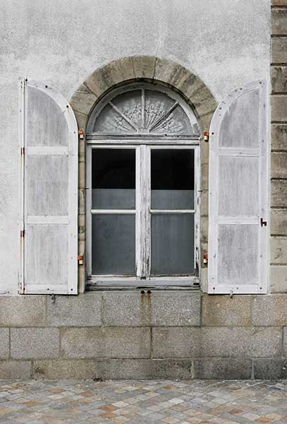Pavillon d'entrée de la cour n° 1. Détail d'une fenêtre.