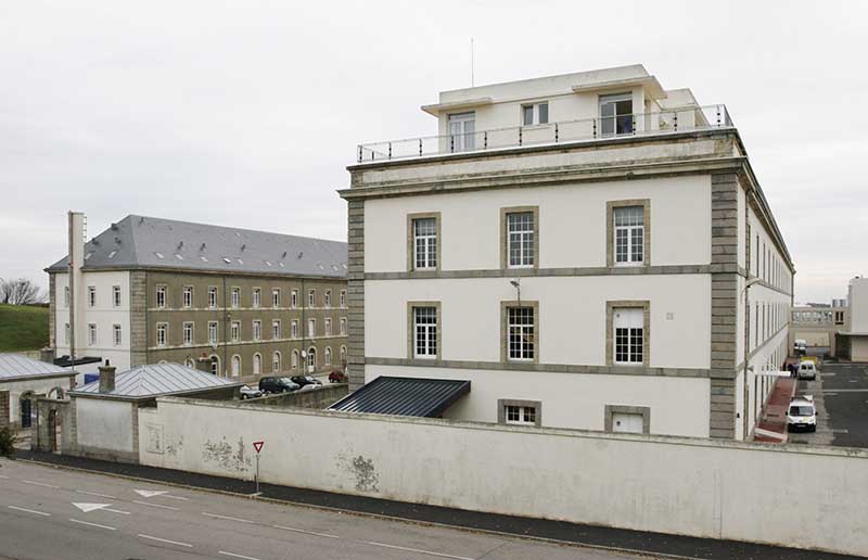 Vue du pavillon des officiers et de la caserne n°1 prise du sud.