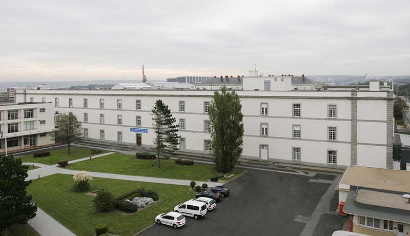 Vue de la seconde caserne et de la cour n° 2 prise de l'ouest.
