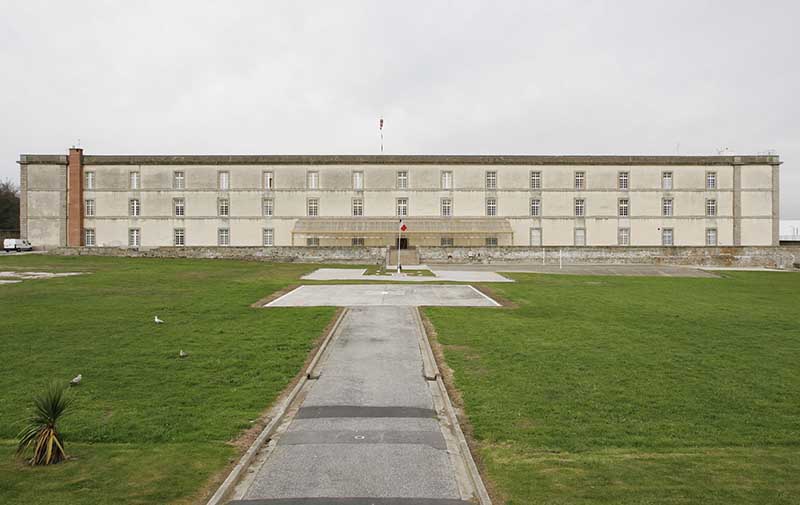 Vue de la première caserne prise du sud-est.