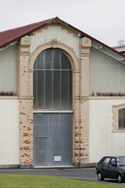 Ancien manège. Porte d'entrée.