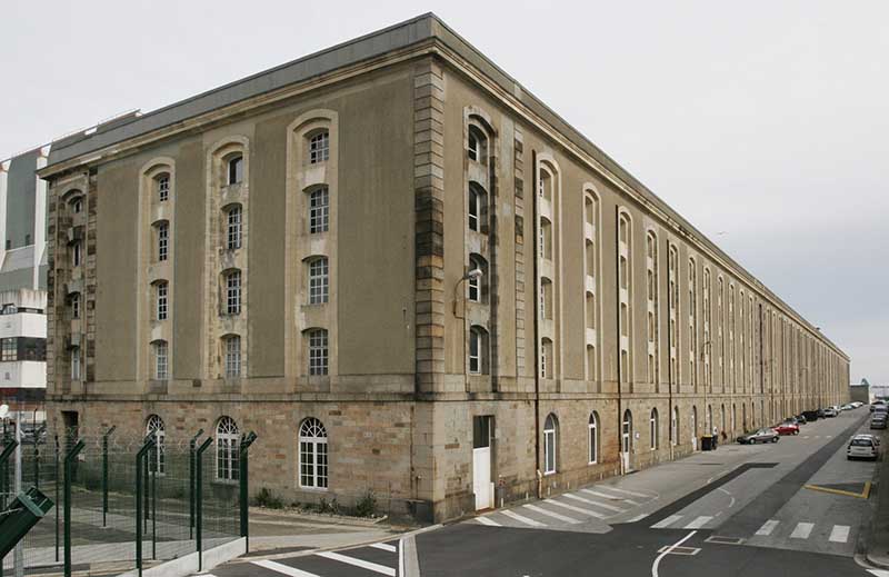 Vue du bâtiment principal prise du sud-ouest.