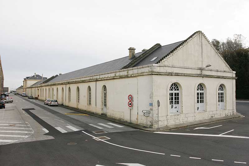 Vue des bâtiments secondaires prise de l'ouest.