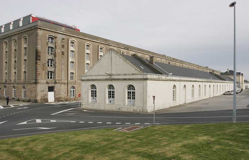 Vue du bâtiment principal et des bâtiments secondaires prise du sud-ouest.