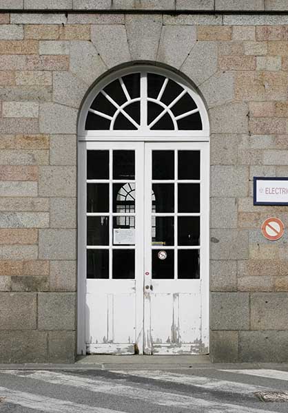 Vue du bâtiment principal prise du sud. Porte-fenêtre.