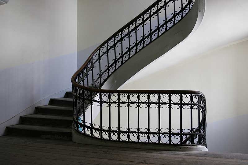 Escalier tournant du bâtiment principal.