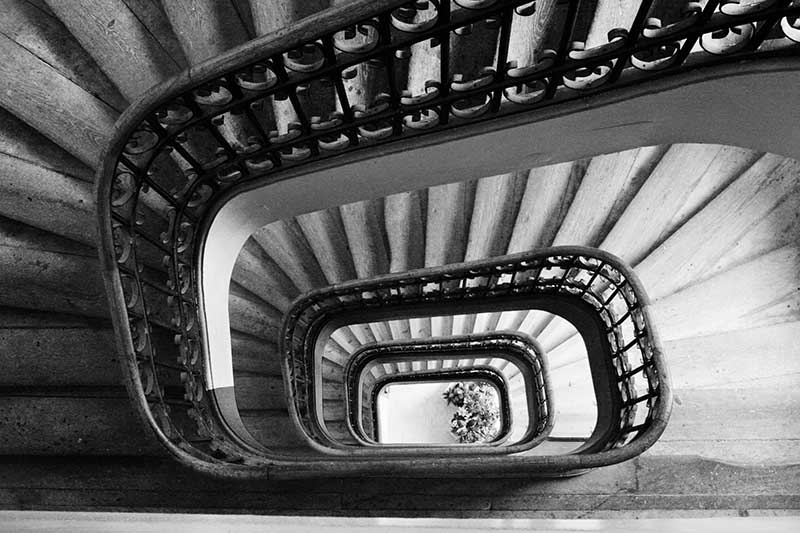 Escalier tournant du bâtiment principal.