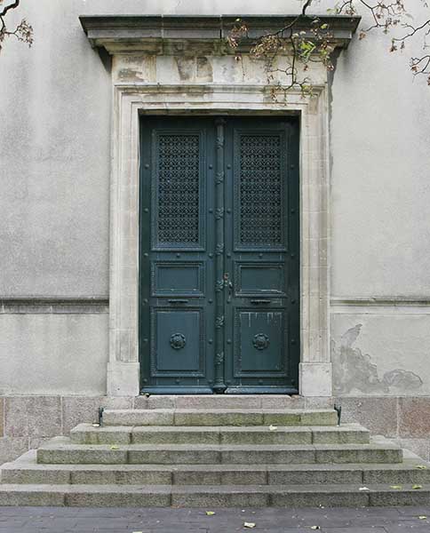 Porte d'entrée côté place Bruat.