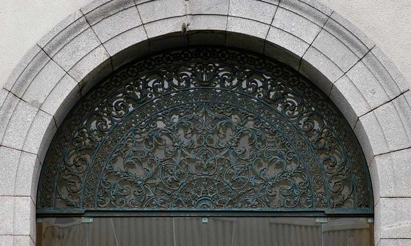 Imposte de la porte d'entrée (façade postérieure).