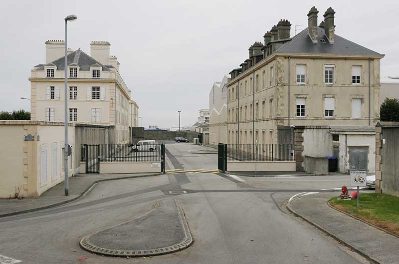 Vue du pavillon des officiers et de l'ancienne rue des Casernes prise du sud.