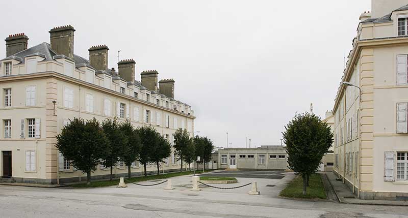 Vue des deux casernes et de la place d'armes prise du sud.