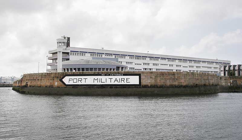 Vue de l'entrée de l'avant-port prise de l'est.