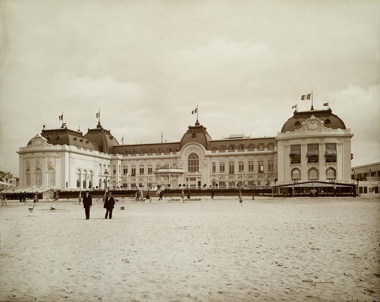 'Vue d''ensemble de la façade nord-ouest.- Photographie ancienne, n.s., n.d., 1912. Tirage n. et b. d''après plaque de verre gélatino-bromure d''argent (négatif), 13 x 18 cm. (Musée municipal, Villa Montebello, Trouville-sur-Mer).'