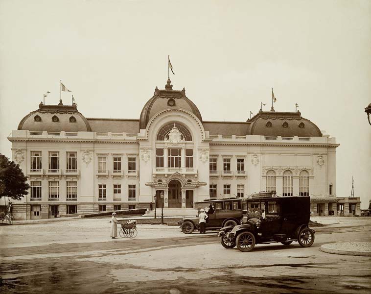 'Vue de la façade nord-est.- Photographie ancienne, n.s., n.s., 1912. Tirage n. et b. d''après plaque de verre gélatino-bromure d''argent (négatif), 13 x 18 cm. (Musée municipal, Villa Montebello, Trouville-sur-Mer).'