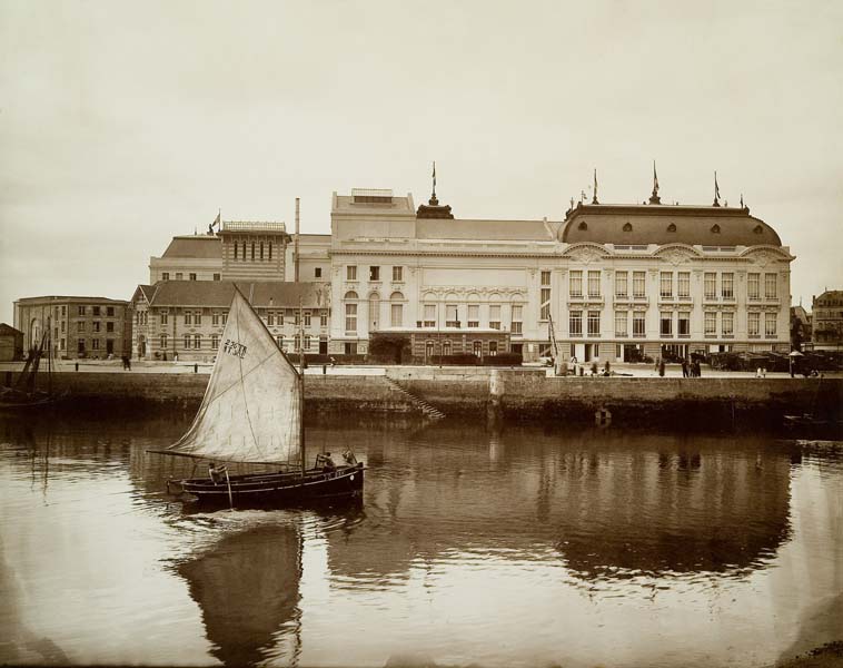 'Vue d''ensemble de la façade sud-est.- Photographie ancienne, n.s., n.d., 1912. Tirage n. et b. d''après plaque de verre gélatino-bromure d''argent (négatif), 13 x 18 cm. (Musée municipal, Villa Montebello, Trouville-sur-Mer).'