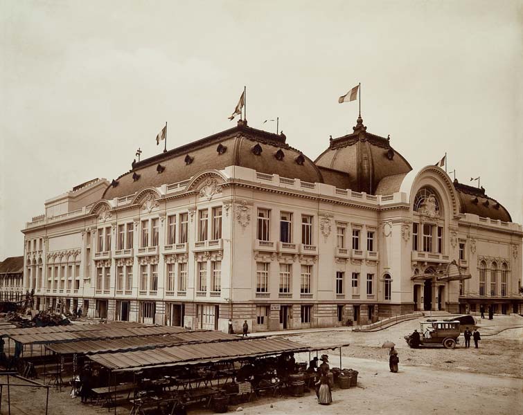 'Vue des façades sud-est et nord-est.- Photographie ancienne, n.s., n.d., 1912. Tirage n. et b. d''après plaque de verre gélatino-bromure d''argent (négatif), 13 x 18 cm. (Musée municipal, Villa Montebello, Trouville-sur-Mer).'