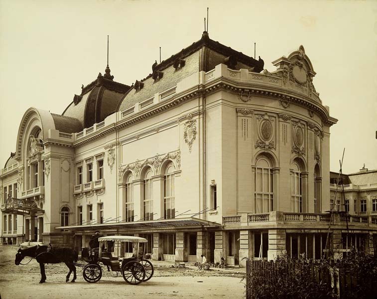 'Vue partielle de la façade nord-est.- Photographie ancienne, n.s., n.d., 1912. Tirage n. et b. d''après plaque de verre gélatino-bromure d''argent (négatif), 13 x 18 cm. (Musée municipal, Villa Montebello, Trouville-sur-Mer).'