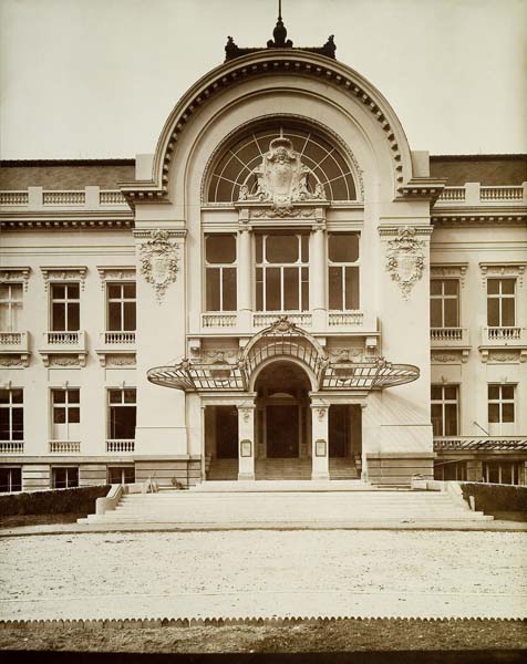 'Elévation nord-est, détail du porche d''entrée.- Photographie ancienne, n.s., n.d., 1912. Tirage n. et b. d''après plaque de verre gélatino-bromure d''argent (négatif), 13 x 18 cm. (Musée municipal, Villa Montebello, Trouville-sur-Mer).'