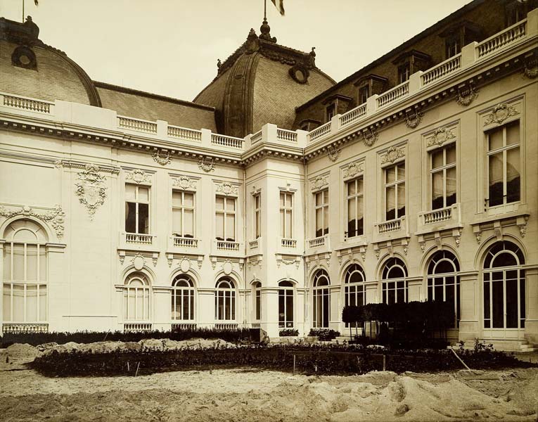 'Façade nord-ouest, vue de l''angle nord-ouest.- Photographie ancienne, n.s., n.d., 1912. Tirage n. et b. d''après plaque de verre gélatino-bromure d''argent (négatif), 13 x 18 cm. (Musée municipal, Villa Montebello, Trouville-sur-Mer).'