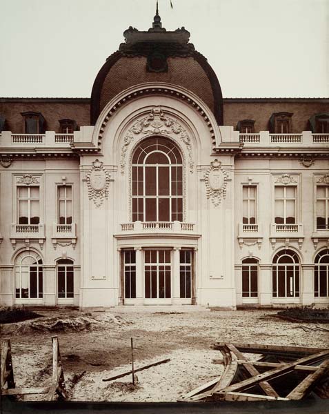 'Façade nord-ouest, vue du porche d''entrée axial.- Photographie ancienne, n.s., n.d., 1912. Tirage n. et b. d''après plaque de verre gélatino-bromure d''argent (négatif), 13 x 18 cm. (Musée municipal, Villa Montebello, Trouville-sur-Mer).'