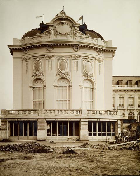 'Vue de l''aile est.- Photographie ancienne, n.s., n.d., 1912. Tirage n. et b. d''après plaque de verre gélatino-bromure d''argent (négatif), 13 x 18 cm. (Musée municipal, Villa Montebello, Trouville-sur-Mer).'