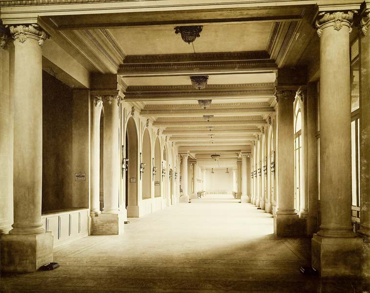 'La grande galerie du premier étage [1er étage : n° 33].- Photographie ancienne, n.s., n.d., vers 1912. Tirage n. et b. d''après plaque de verre gélatino-bromure d''argent (négatif), 13 x 18 cm. (Musée municipal, Villa Montebello, Trouville-sur-Mer).'