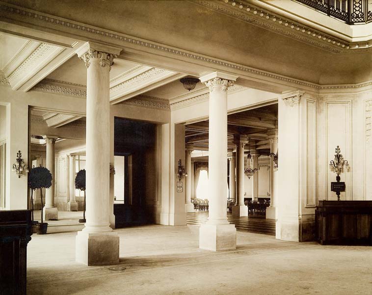 'Vue d''ensemble du hall d''entrée [rez-de-chaussée : n° 12].- Photographie ancienne, n.s., n.d., vers 1912. Tirage n. et b. d''après plaque de verre gélatino-bromure d''argent (négatif), 13 x 18 cm. (Musée municipal, Villa Montebello, Trouville-sur-Mer).'