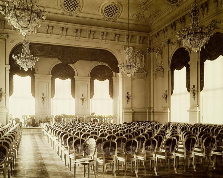 'Vue d''ensemble de la salle des fêtes [rez-de-chaussée : n° 14].- Photographie ancienne, n.s., n.d., vers 1912. Tirage n. et b. d''après plaque de verre gélatino-bromure d''argent (négatif), 13 x 18 cm. (Musée municipal, Villa Montebello, Trouville-sur-Mer).'