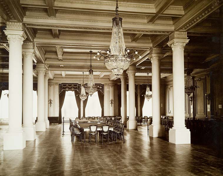 'Vue d''ensemble de la grande salle des petits chevaux [rez-de-chaussée : n° 10].- Photographie ancienne, n.s., n.d., vers 1912. Tirage n. et b. d''après plaque de verre gélatino-bromure d''argent (négatif), 13 x 18 cm. (Musée municipal, Villa Montebello, Trouville-sur-Mer).'