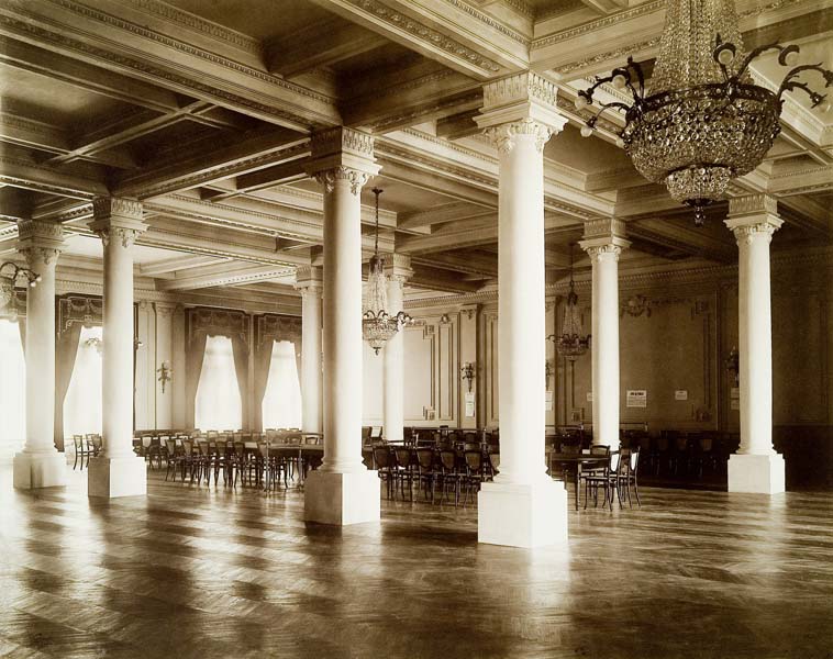 'Vue d''ensemble de la grande salle des petits chevaux [rez-de-chaussée : n° 10].- Photographie ancienne, n.s., n.d., vers 1912. Tirage n. et b. d''après plaque de verre gélatino-bromure d''argent (négatif), 13 x 18 cm. (Musée municipal, Villa Montebello, Trouville-sur-Mer).'